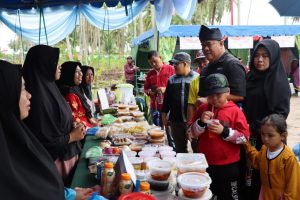 Mewakili Bupati Bintan PJ.Sekda Bintan  Ronny Kartika Saat Menghadiri Festival Kuliner Pengudang di Hari Jadi Kabupaten Bintan ke- 74