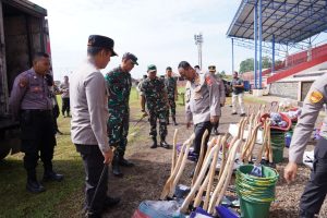 Kapolda Jabar  Irjen Pol Suntana Didampingi Danrem Surya Kencana Bogor Brigjend TNI Rudy Saladin saat pimpin Bersih - Bersih Pasca Gempa Bumi Cianjur 