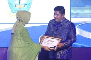 Keterangan Foto: Roby Kurniawan saat Menerima Penghargaan langsung oleh Kepala BPH Migas Erika Retnowati di Grand Ballroom The Westin Hotel Jakarta, Jum'at (16/12/22) malam.