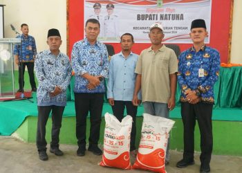 Bupati Natuna Serahkan Bantuan Pupuk 400kg ke Petani Kecamatan Bunguran Tengah