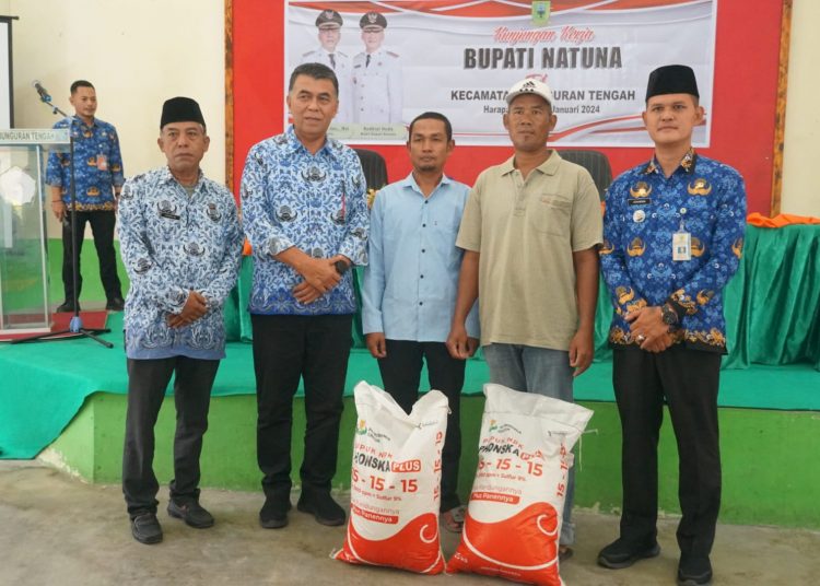 Bupati Natuna Serahkan Bantuan Pupuk 400kg ke Petani Kecamatan Bunguran Tengah