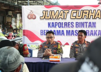 Kapolres Bintan Laksanakan Jumat Curhat Sekaligus Pemberian Paket Sembako Kepada Masyarakat Bintan Timur