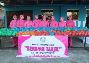 Ketua Bhayangkari Cabang Bintan Turun Ke Jalan Berikan Takjil dan Sembako Kepada Masyarakat