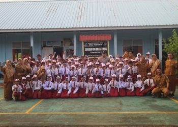 Bhabinkamtibmas Kelurahan Sungai Enam Jadi Inspektur Upacara di SD