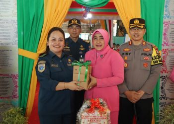 Peduli Personel Tugas Pengamanan Pos, Kapolres Bintan dan Ketua Bhayangkari Bintan Berikan Tali Asih