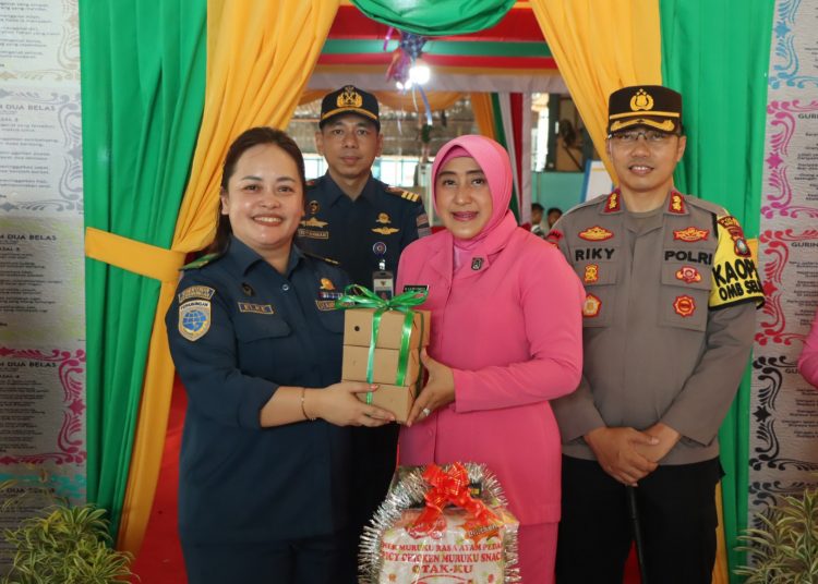 Peduli Personel Tugas Pengamanan Pos, Kapolres Bintan dan Ketua Bhayangkari Bintan Berikan Tali Asih