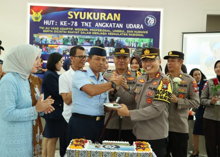 Peringati HUT TNI AU ke-78, Kapolres Bintan Berikan Kue Ulang Tahun, Wujud Solidaritas TNI-Polri