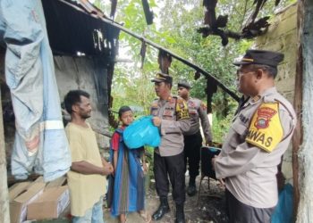 Kapolsek Bintan Timur Peduli Warga Kurang Mampu, Beri Bantuan