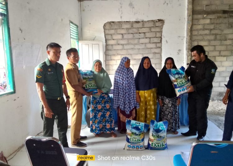 Pemdes Cemaga Selatan Salurkan Bantuan Beras 10Kg Kepada KPM