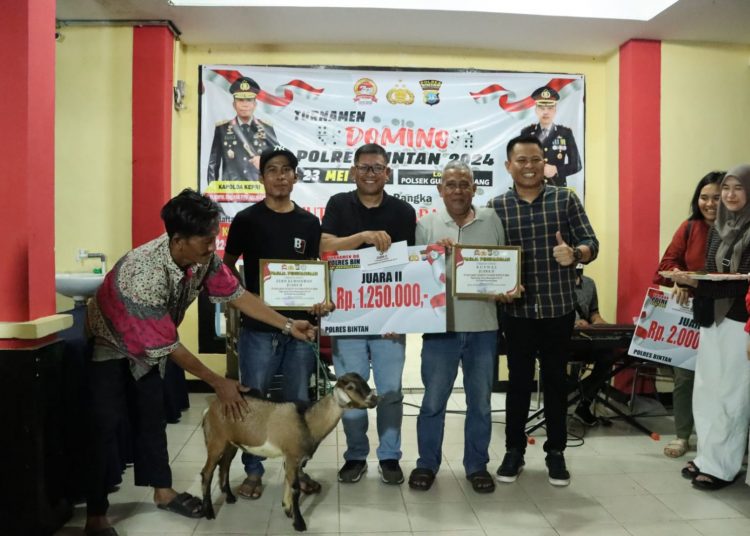 Sepasang Terbaik Mendapat Hadiah 2 Ekor Kambing Dari Kapolres Bintan