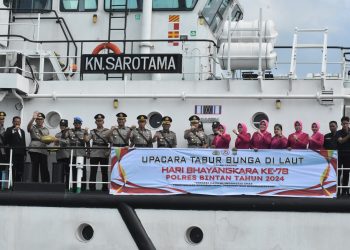 Hargai Jasa Pahlawan, Kapolres Bintan Pimpin Upacara Pelarungan Bunga di Laut