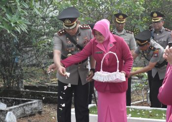 Peringatan Hari Bhayangkara Ke-78, Polres Bintan Lakukan Ziarah dan Tabur Bunga di Makam Pahlawan