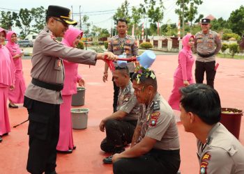 Kapolres Bintan Resmikan Penggunaan Pangkat Personel Yang Naik Pangkat, Pimpin  Upacara Kenaikan Pangkat