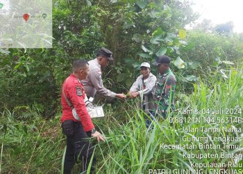 Antisipasi Kebakaran Hutan dan Lahan, Tim Brigdalkarhutla Manggala Agni Bersama Bhabinkamtibmas Pantau Sumber Resapan Air
