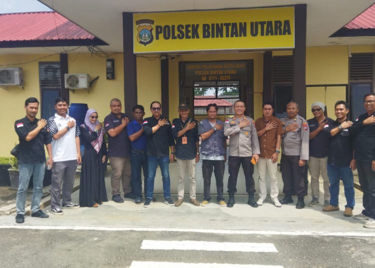 Harapkan Pilkada Damai di 3 Kecamatan, Kapolsek Bintan Utara Silaturahmi dengan Seluruh Panwascam