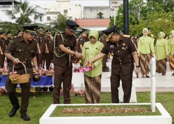 Kajati Kepri Berserta Jajaran Laksanakan Upacara Ziarah di Taman Makam Pahlawan Pusara Bhakti Tanjungpinang dalam Rangkaian Peringatan HUT HBA KE-64 dan IAD KE-XXIV Tahun 2024