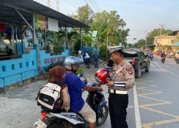 Peduli Keselamatan Pengendara, Sat Lantas Polres Bintan Berikan Helm Gratis Kepada Pengandara Motor