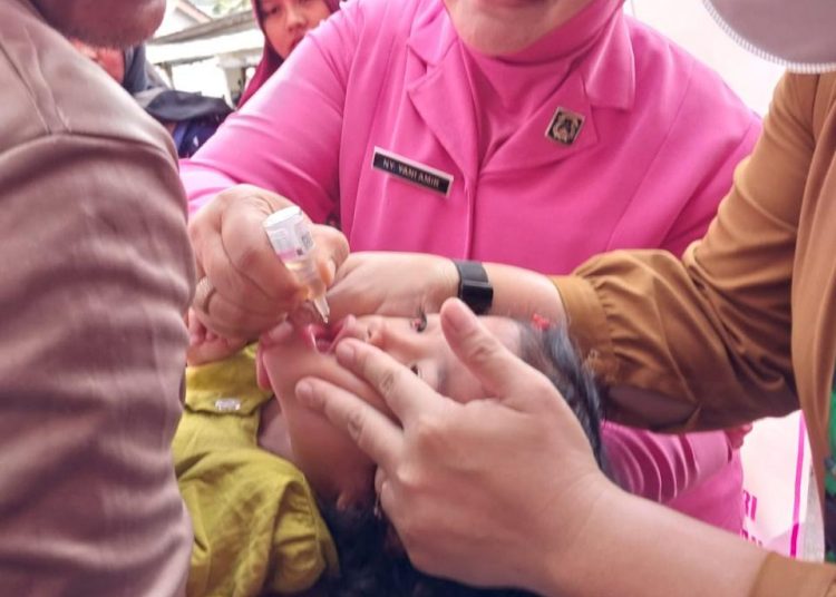 Peringatan Hari Anak Nasional, Bhayangkari Cabang Bintan Berikan Vaksin Polio Kepada Balita