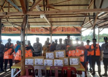 Polsek Bintan Timur Polres Bintan Kembali Berikan Alat Keselamatan Berlayar dan Himbau Warga Saat Cuaca Extrim