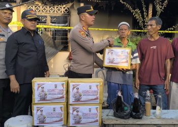 Kapolsek Bintan Timur Salurkan Bantuan Sosial dari Kapolda Kepri kepada Korban Kebakaran