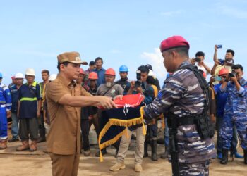 Kapolres Bintan Ikuti Upacara Pengibaran Bendera Merah Putih di Perairan Perbatasan