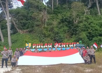 Polisi Kibarkan Bendara Merah Putih di Pulau Terluar Wilayah Kabupaten Bintan
