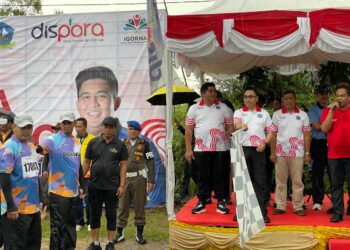 Diguyur Hujan Lebat, Personel Polres Bintan Tetap Lakukan pengamanan Lomba Gerak Jalan Tingkat Kabupaten Bintan