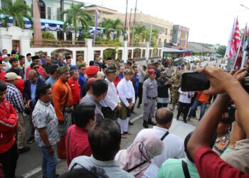 Diantar Masrakat Wan siswandi-Rodial Huda Kembali Daftarkan Diri Ke KPU Natuna