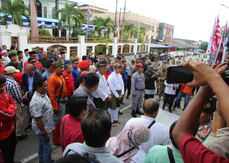 Diantar Masrakat Wan siswandi-Rodial Huda Kembali Daftarkan Diri Ke KPU Natuna