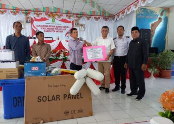 Tingkatkan Kesejahteraan masyarakat Bupati Natuna Serahkan Bantuan Alat Tangkap Perikanan Ke Kecamatan Pulau Laut