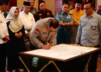 Irjen Pol Yan Fitri Halimansyah Kapolda Kepri Menghadiri Deklarasi Pilkada Damai dan Peringatan Hari Jadi Provinsi Kepulauan Riau KE-22: Komitmen Bersama Untuk Pilkada 2024  yang Aman dan Kondusif