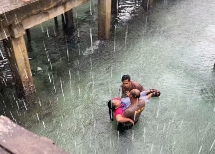 Anggota Polres Kepulauan Anambas Siap Tanggap Selamatkan Remaja Tercebur ke Laut di Tengah Cuaca Ekstrim