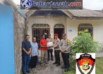 Polsek Bintan Utara Salurkan Bantuan Sosial Kapolda Kepri Kepada Korban Kebakaran