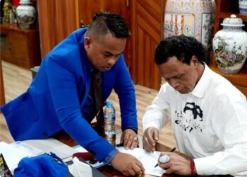 Hercules Ketua Grib Jaya bersama Sekretaris Jenderal DPP Partai Nusantara Bersatu, Muhammad Darmin Ali Teken MoU