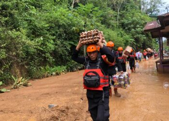 Brimob Polda Sumut Tempuh Jalur Terjal, Gendong Bantuan Demi Warga Terisolir Taput