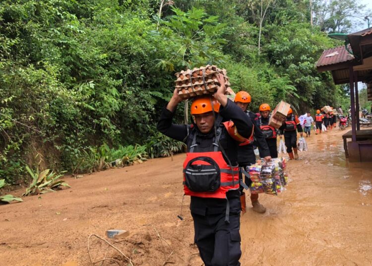 Brimob Polda Sumut Tempuh Jalur Terjal, Gendong Bantuan Demi Warga Terisolir Taput