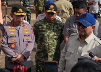 Kapolri Dampingi Presiden Prabowo Tinjau Pengungsi Banjir di Tapteng, Instruksikan Penanganan Cepat dan Terpadu