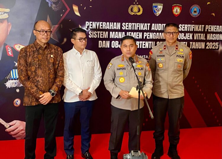 Polri Serahkan Sertifikat Audit Sistem Pengamanan Objek Vital Nasional Tahun 2025