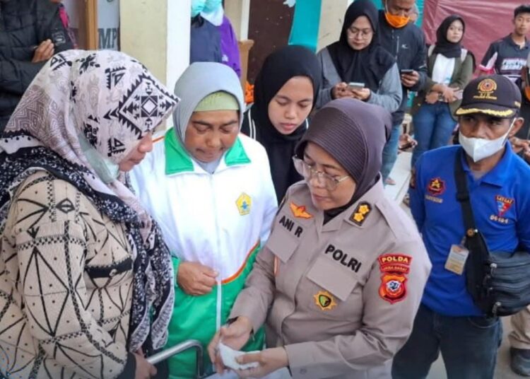 Suasana Haru Warnai Penyerahan 30 Jenazah Korban Longsor Cisarua oleh Tim DVI Polda Jabar