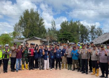 Polres Bintan Pimpin Gotong Royong Bersama TNI dan Masyarakat Bersihkan Pesisir Pantai