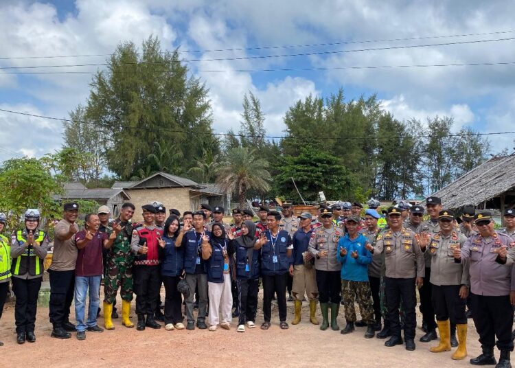 Polres Bintan Pimpin Gotong Royong Bersama TNI dan Masyarakat Bersihkan Pesisir Pantai