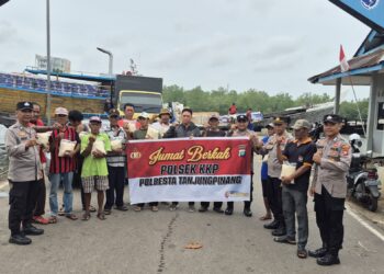 Jumat Berkah, Polsek KKP Polresta Tanjungpinang Salurka Bantuan Sosial kepada Warga yang Membutuhkan
