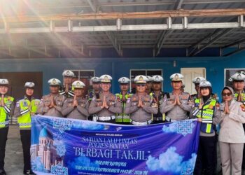 Senyum Ramadan, Satlantas Polres Bintan ‘Hadang’ Pengendara dengan Paket Takjil Gratis