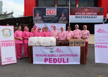 Jelang Berbuka, Bhayangkari Cabang Kota Tanjungpinang Berbagi Takjil