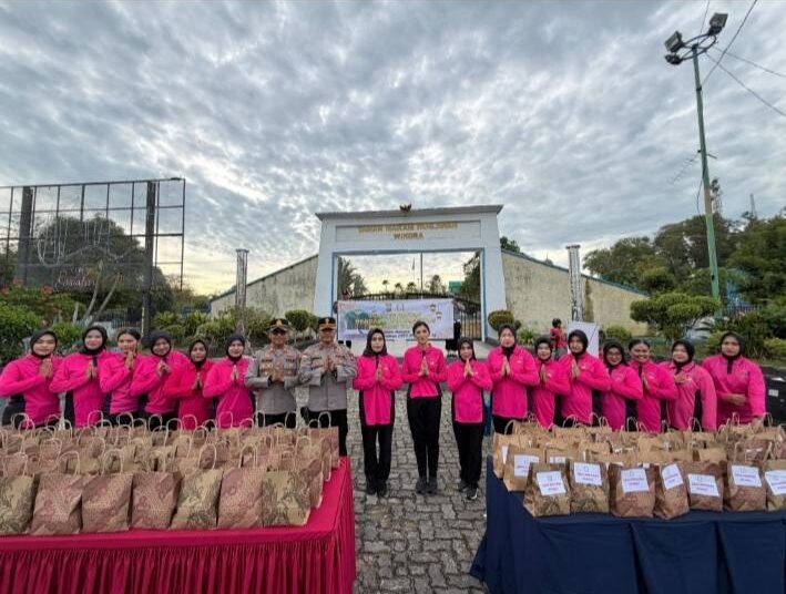 Polres Bintan dan Bhayangkari Tebar Kebaikan di Bulan Suci, Ratusan Paket Takjil Menyapa Warga