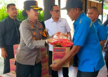 Polres Karimun Berbagi Sembako, Ringankan Beban Ojek dan Porter Pelabuhan