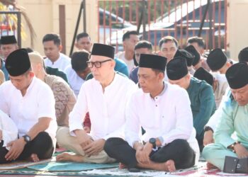 Hangatnya Kebersamaan, Kapolres Bintan Gelar Sholat Idul Fitri dan Halal Bihalal Bersama Personel