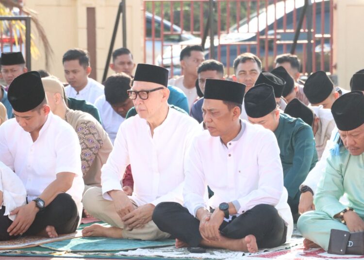 Hangatnya Kebersamaan, Kapolres Bintan Gelar Sholat Idul Fitri dan Halal Bihalal Bersama Personel
