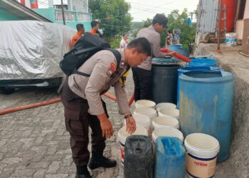 Polsek Tanjungpinang Barat Gandeng BPBD Salurkan Air Bersih untuk Warga Jalan Puncak