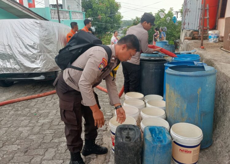 Polsek Tanjungpinang Barat Gandeng BPBD Salurkan Air Bersih untuk Warga Jalan Puncak